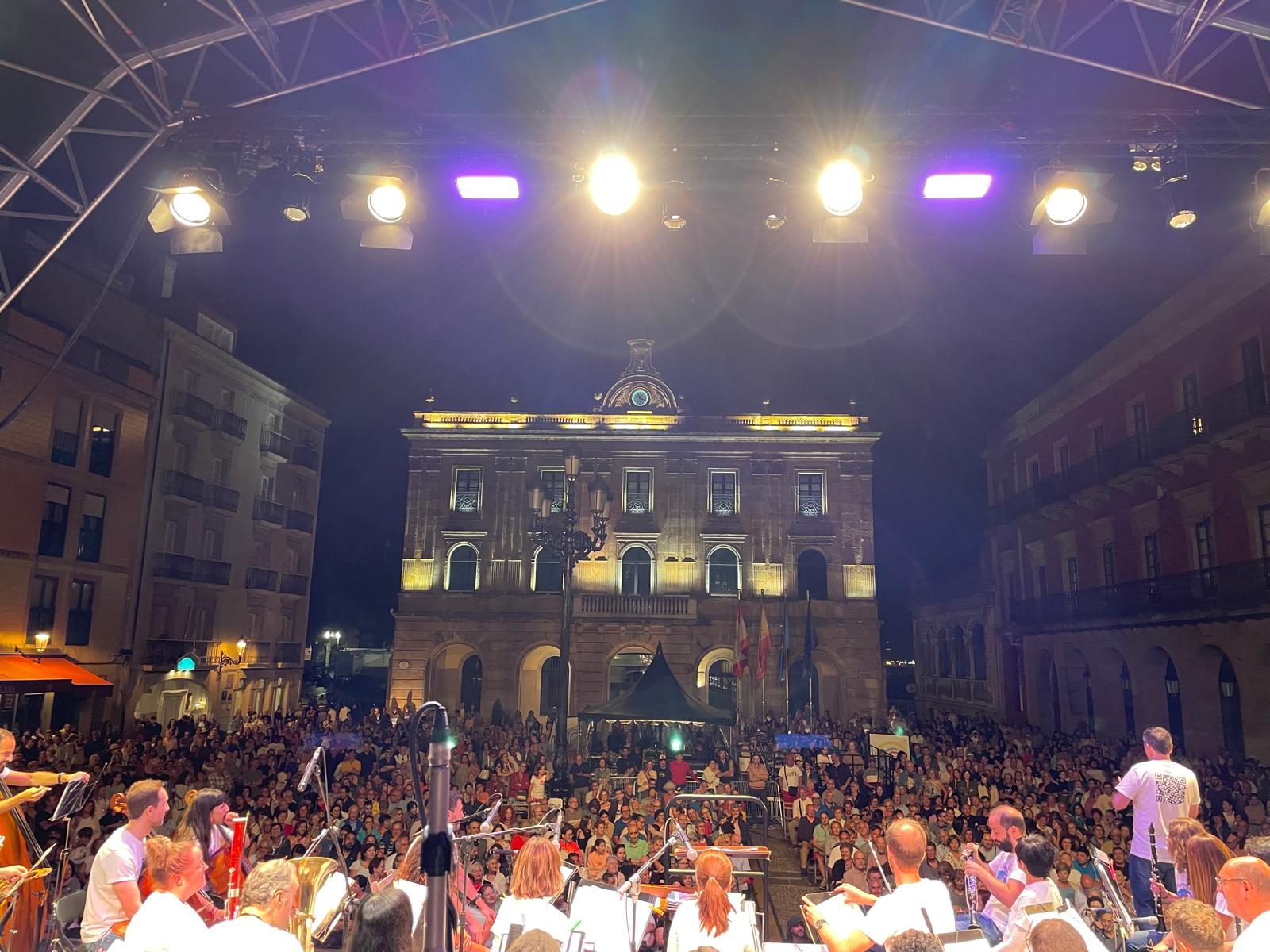 Banda Sinfónica de Gijón Banda Sinfónica de Gijón tocando en la Plaza Mayor de Gijón - Arco Atlántico